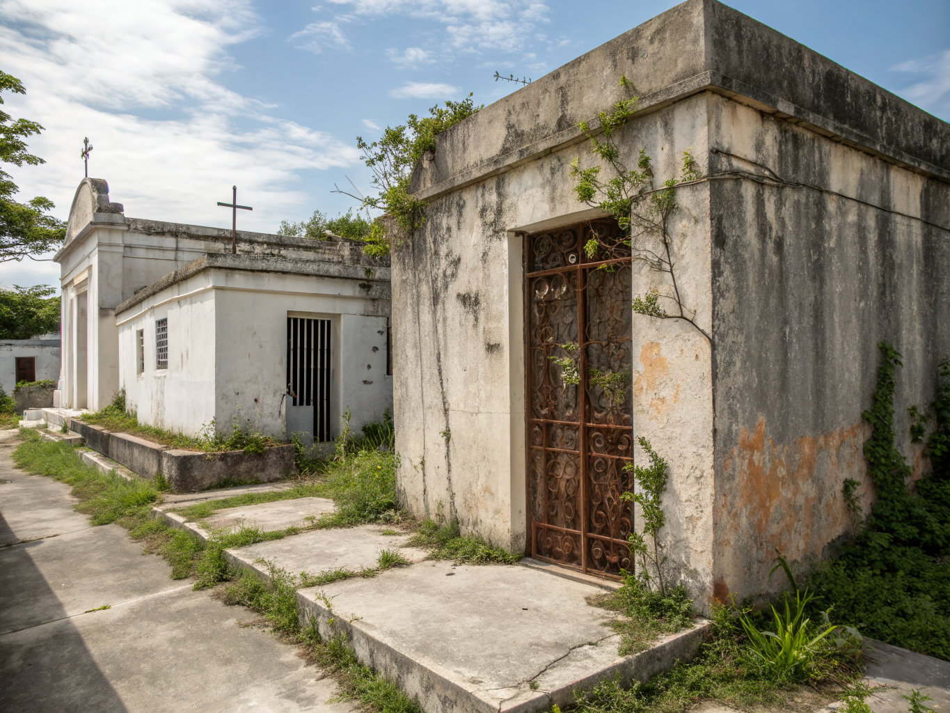 Denuncian restos humanos apilados en un baño del cementerio de Santa Clara