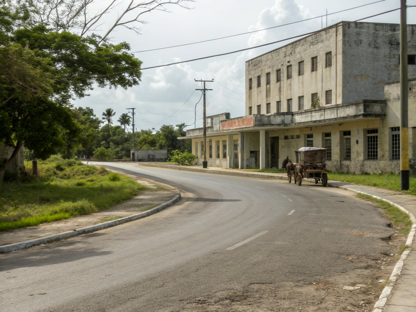 Motorista queda grave tras chocar con un carretón frente a un hospital de Santiago de Cuba