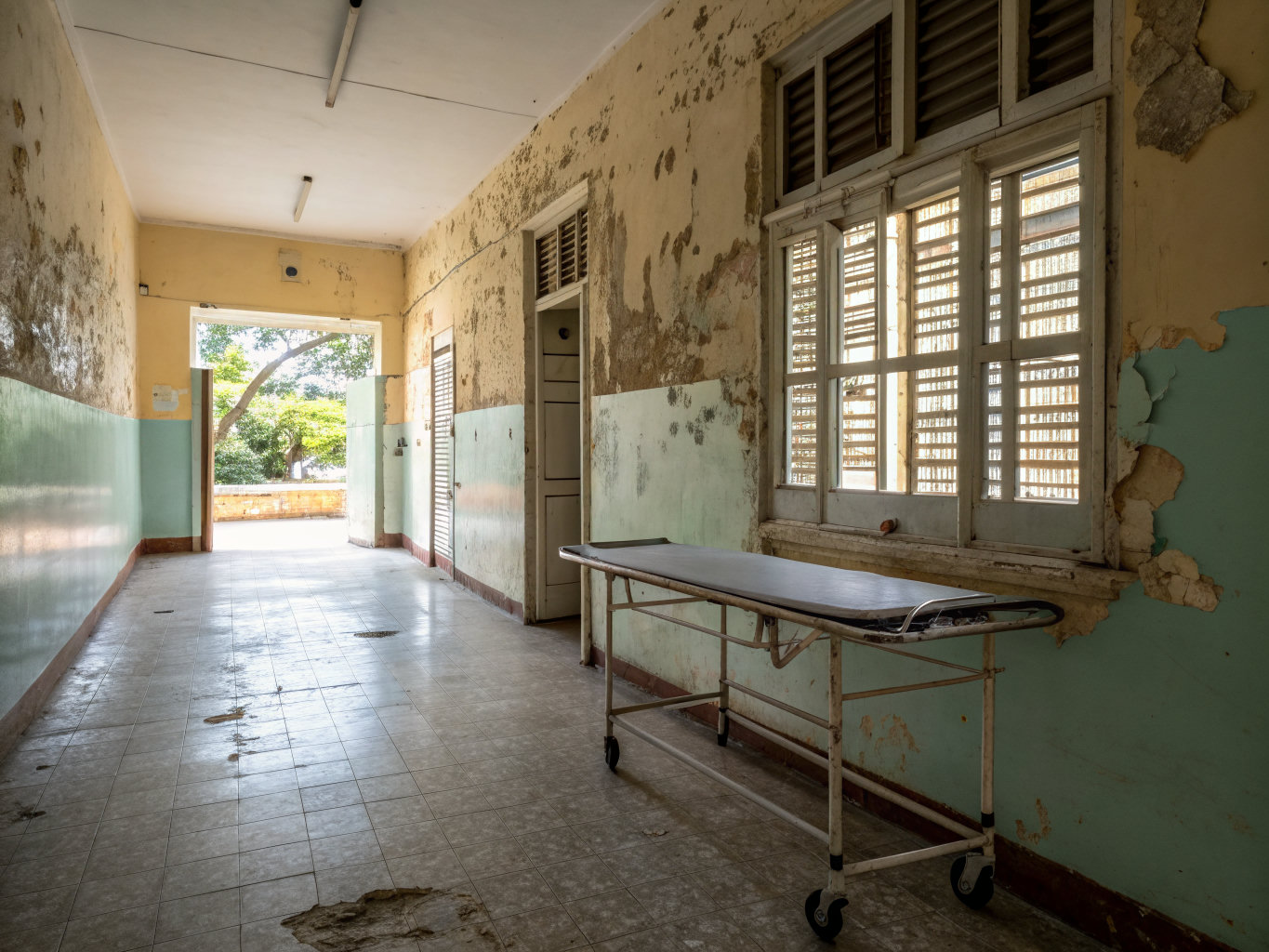 Contratación directa fuera, pago en divisas dentro: dos extremos de la sanidad cubana en la cobertura reciente