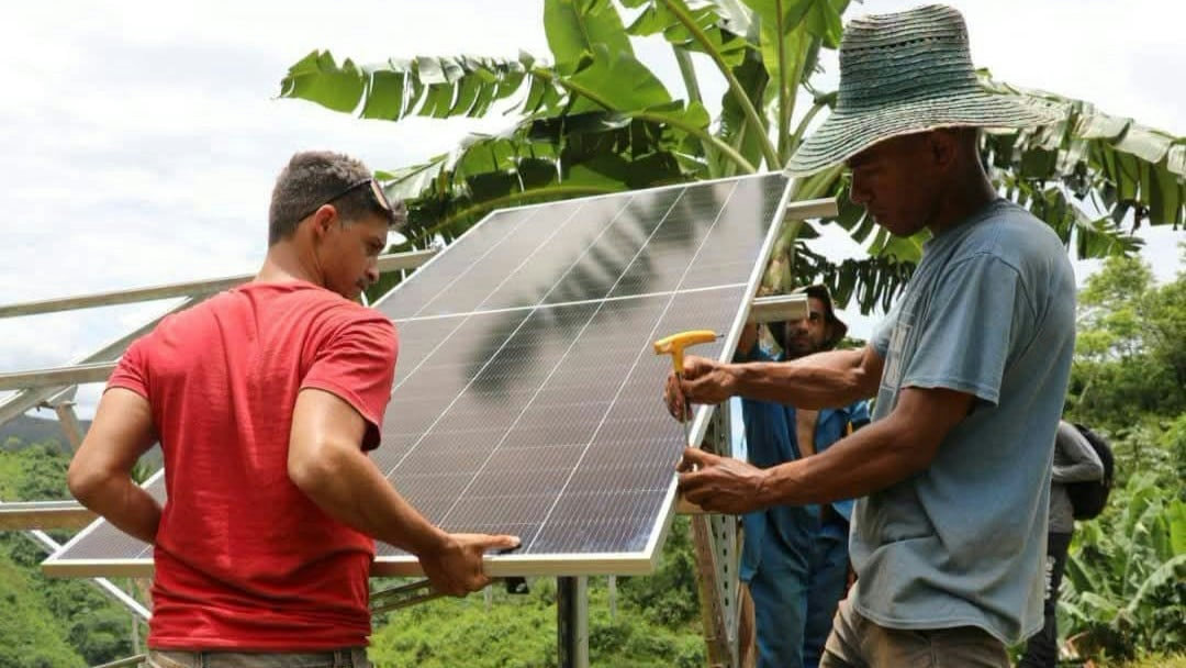 El Estado no puede generar la electricidad que necesita Cuba, así que le pide al cubano que la genere él
